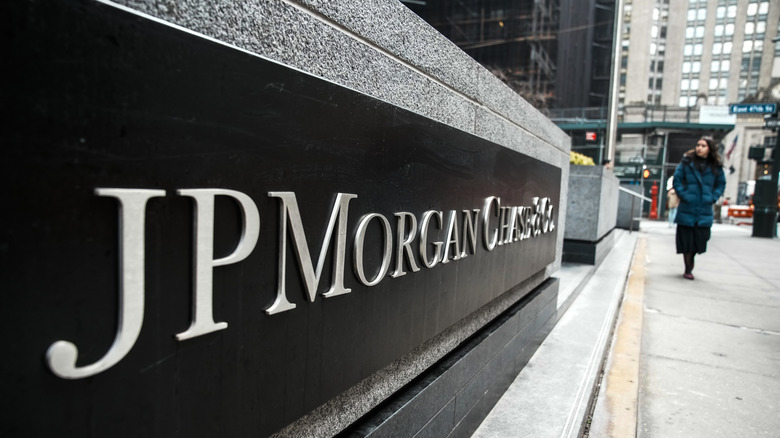 Cartel de JPMorgan Chase fuera del edificio.