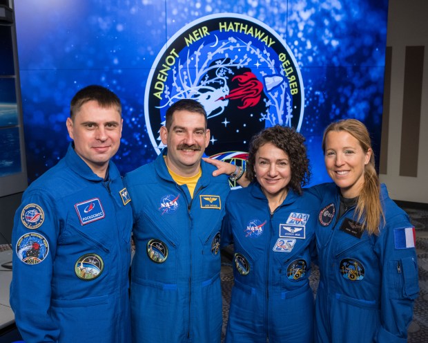Cuatro miembros de la tripulación que representan la misión SpaceX Crew-12 de la NASA a la Estación Espacial Internacional posan para un retrato en el Centro Espacial Johnson en Houston, Texas. De izquierda a derecha, el astronauta de Roscosmos y especialista en misiones Andrey Fedyaev, los astronautas de la NASA Jack Hathaway y Jessica Meir, piloto y comandante de la Crew-12, y la astronauta y especialista en misiones de la ESA (Agencia Espacial Europea) Sophie Adenot. (James Blair/NASA)