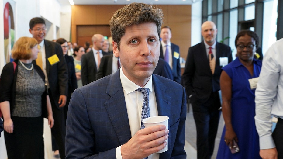 Sam Altman sostiene la copa durante la pausa para el almuerzo en la conferencia en Washington.