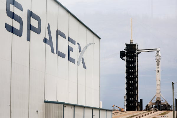 El cohete Polaris Dawn Falcon 9 de SpaceX se encuentra en la cima del Complejo de Lanzamiento 39A en el Centro Espacial Kennedy de la NASA