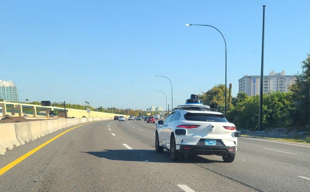 Un automóvil Waymo autónomo se dirige hacia el norte por la Interestatal-4 el miércoles 19 de noviembre de 2025. Waymo dijo que está probando sus vehículos autónomos con empleados en el área de Orlando. (Steven Lemongello/Orlando Sentinel)