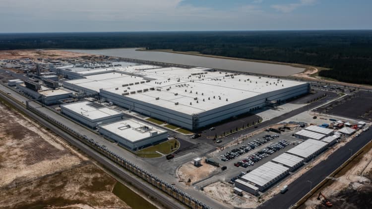 ¿Por qué el auge de las fábricas de vehículos eléctricos en el sur de Estados Unidos está repentinamente en problemas?