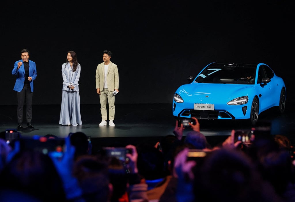 Lei Jun, izquierda, con la actriz Shu Qi y el atleta Su Bingtian en el show de Beijing. Foto: Reuters Lei Jun, izquierda, con la actriz Shu Qi y el atleta Su Bingtian en el show de Beijing. Foto: Reuters