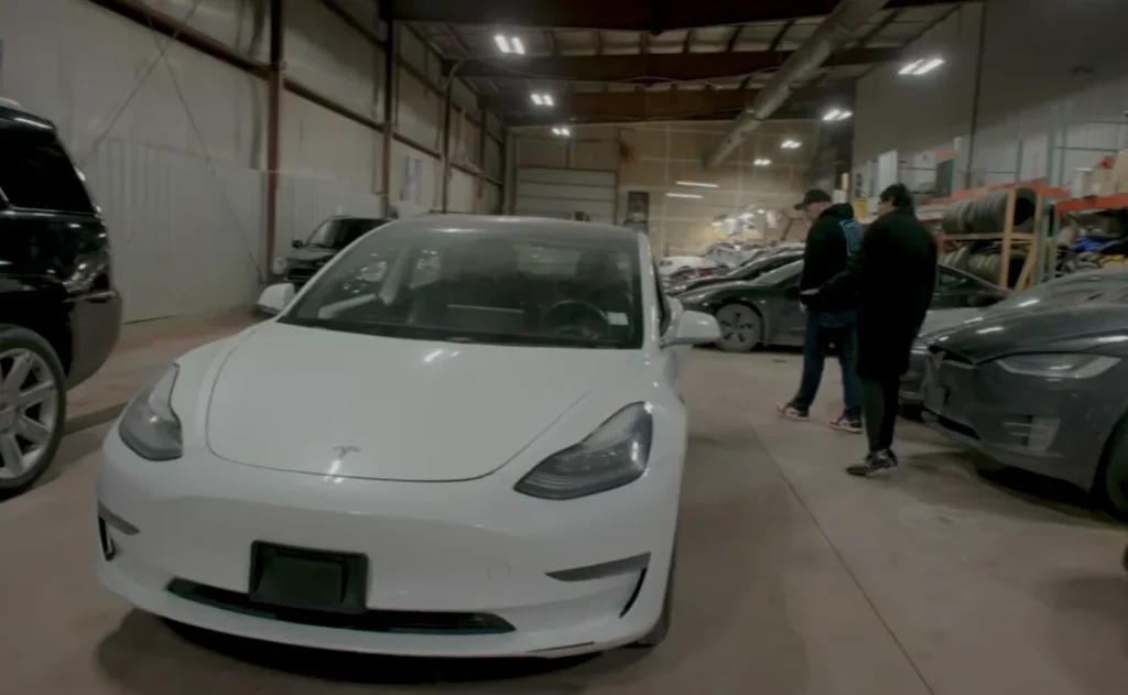 Los chicos compran el Tesla con mayor kilometraje de América del Norte con 600.000 km con la batería original y se encuentran con problemas inesperados