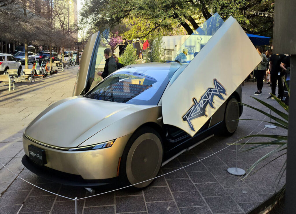 Se ve un Tesla Cybercab en Austin, Texas. El logo de Robotaxi se puede ver en la puerta de mariposa.