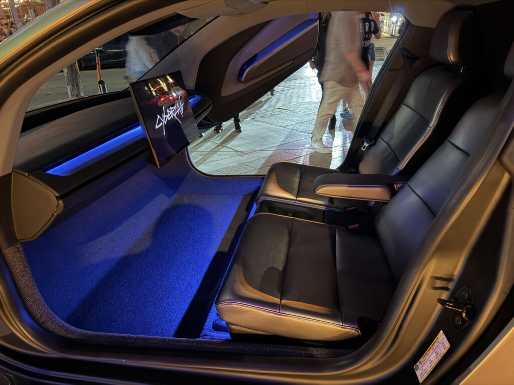Vista interior e iluminación ambiental del Tesla Cybercab robotax (azul). Esta es una unidad de exhibición y prueba de tecnología de fabricación temprana que se exhibe en Austin, Texas.