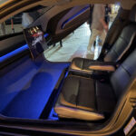 Vista interior e iluminación ambiental del Tesla Cybercab robotax (azul). Esta es una unidad de exhibición y prueba de tecnología de fabricación temprana que se exhibe en Austin, Texas.