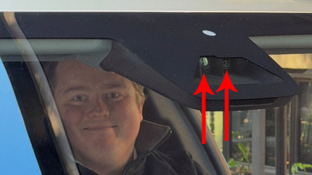 Mayores cámaras de piloto automático frontales en el vehículo taxi robot Tesla Cybercab.