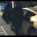 El prototipo de taxi robot Tesla Cybercab descubierto en la naturaleza muestra la función de apertura y cierre de la puerta de mariposa.