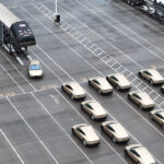 Los vehículos de prueba de ingeniería Tesla Cybercab robotax están estacionados en el lote de salida de Giga Texas y cargados en un remolque de envío de automóviles para ser transportados a varias ciudades y estados de los Estados Unidos para pruebas y validación (lunes 9 de marzo de 2026).