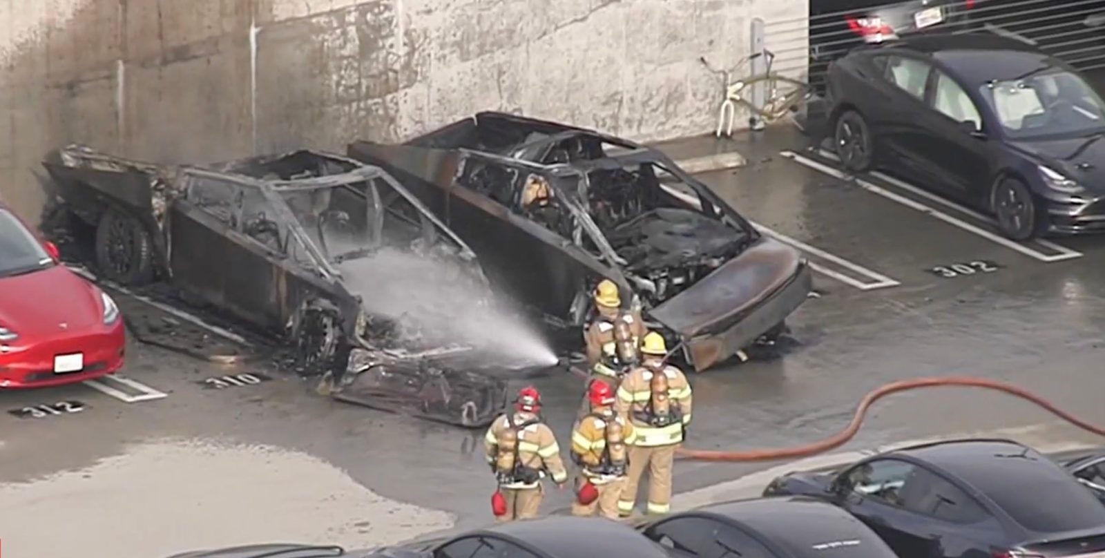 Tesla Cybertruck patea Santa Mónica, imagen vía NBC en Youtube