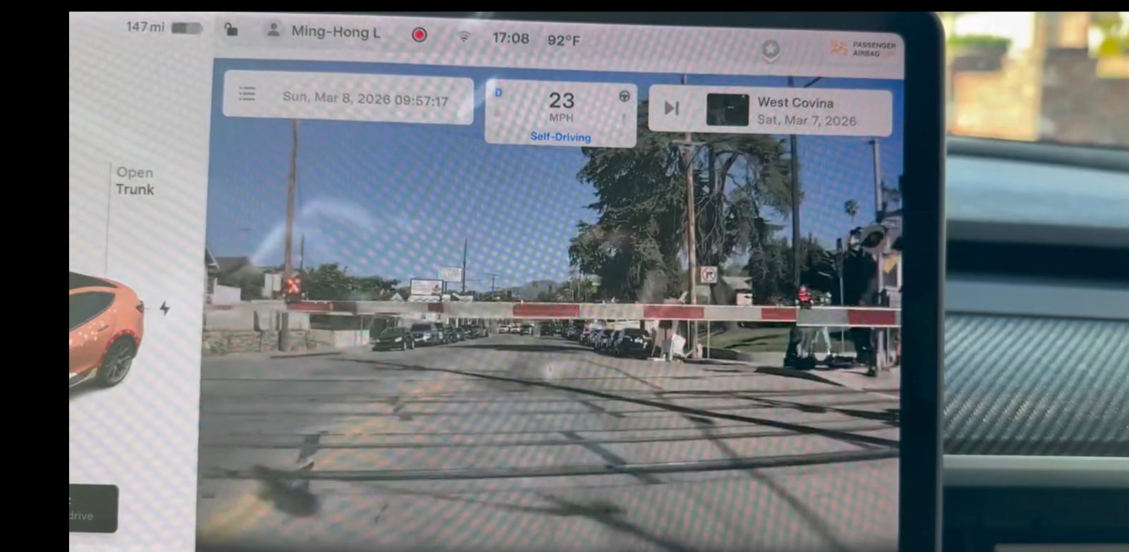 La conducción totalmente autónoma de Tesla en la barrera del cruce de trenes