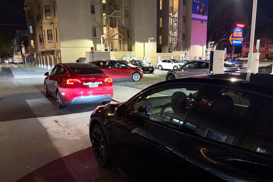 Los vecinos informan que los conductores se están acercando a un controvertido Tesla Supercharger en Moulton Street a pesar de los cambios en la aplicación. (Cortesía de Laurel Calsoni)