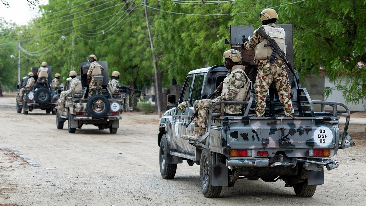 Soldados nigerianos viajan en camionetas con armas