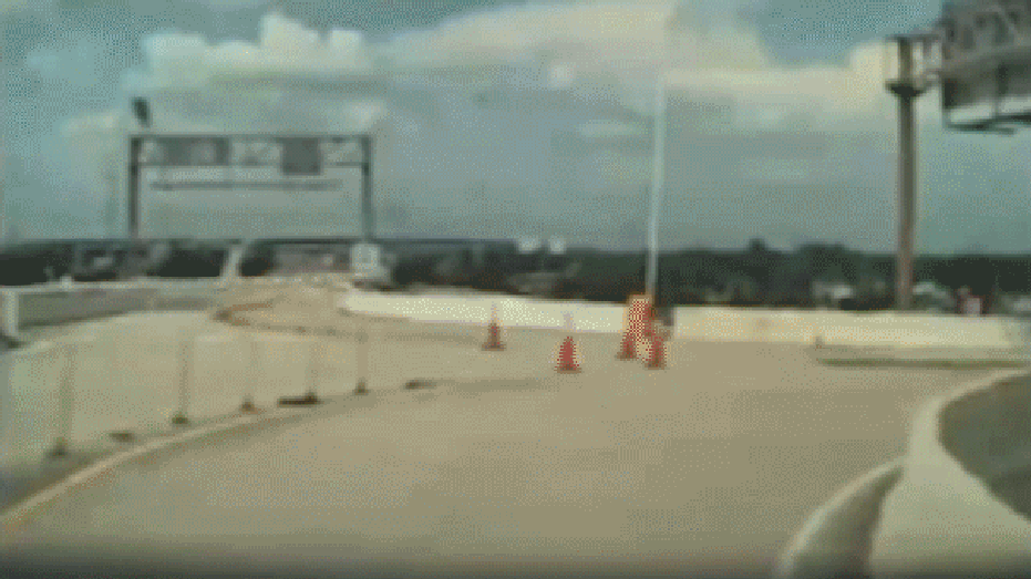 Gif del vídeo de la cámara del salpicadero de un coche chocando contra una barrera de paso elevado