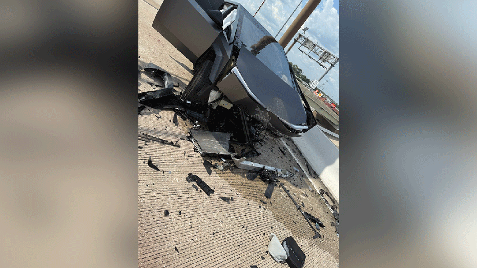 Un cibertruck negro fue destruido en la carretera.