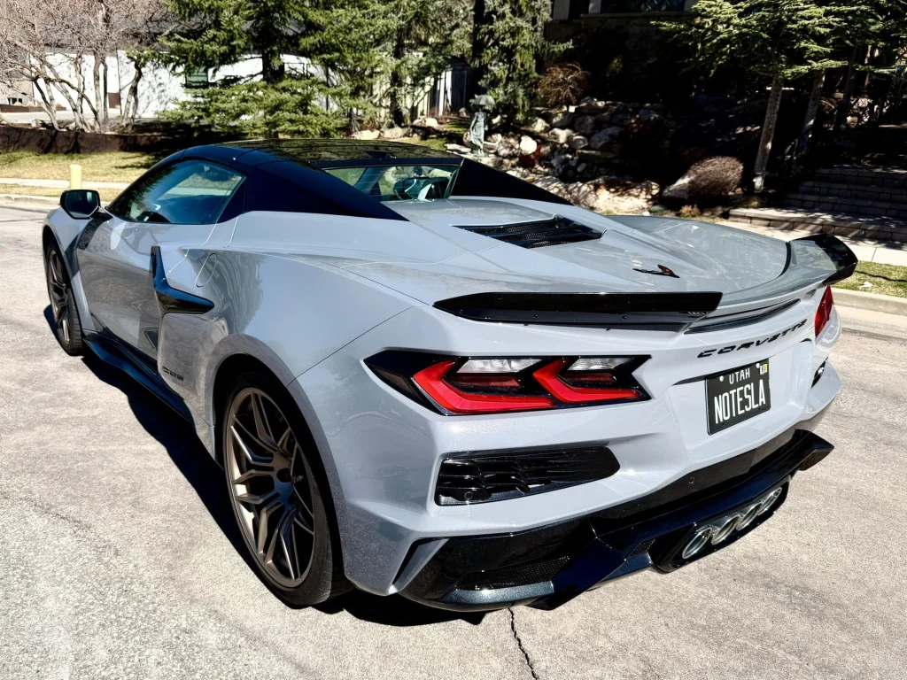 Chevrolet Corvette Z06 2024 con placa divertida a la venta después de 5,000 millas y el garaje del propietario transmite el mensaje de una manera diferente