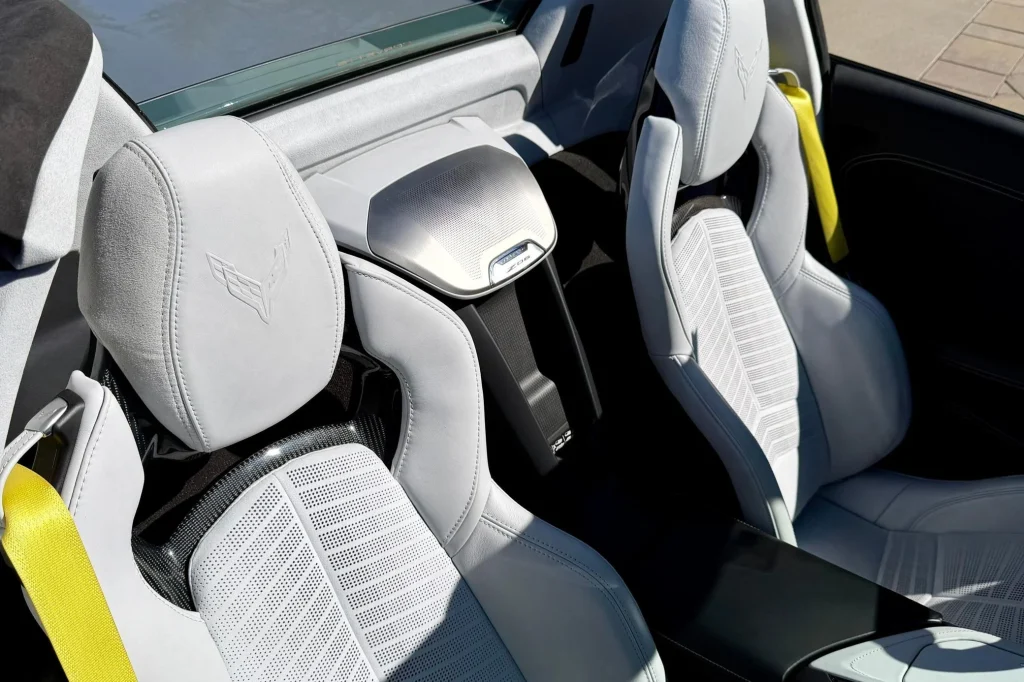 Chevrolet Corvette Z06 2024 con placa divertida a la venta después de 5,000 millas y el garaje del propietario transmite el mensaje de una manera diferente