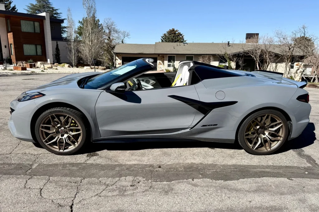 Chevrolet Corvette Z06 2024 con placa divertida a la venta después de 5,000 millas y el garaje del propietario transmite el mensaje de una manera diferente