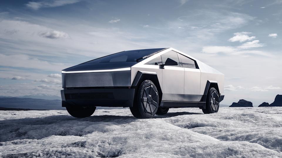 Tesla Cybertruck estacionado frente a la nieve vista 3/4