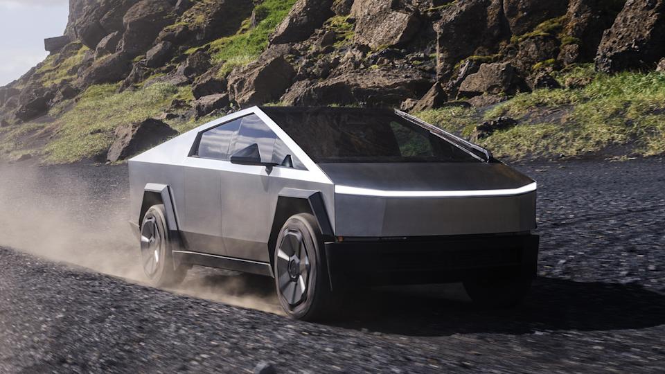 Tesla Cybertruck conduciendo sobre grava en vista 3/4