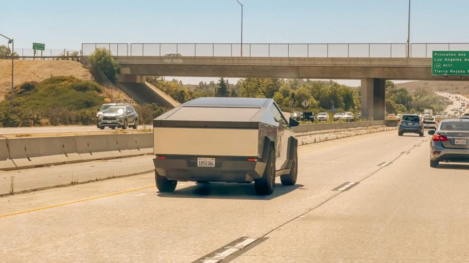 Cybertruck en la autopista de Los Ángeles