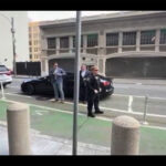 Un señuelo Tesla Model S y el personal de seguridad creen que Elon Musk está aquí, pero llega a la corte en un vehículo diferente.