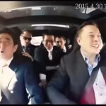 El ex primer ministro japonés Shinzo Abe con el director ejecutivo de Tesla, Elon Musk, probando el Model S P90D en modo de conducción y lanzamiento (30 de abril de 2015).