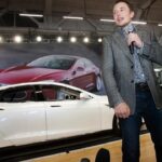 El director ejecutivo de Tesla (TSLA), Elon Musk, presentó al mundo el sedán eléctrico de lujo Tesla Model S en 2012 en la planta del fabricante de automóviles en Fremont.