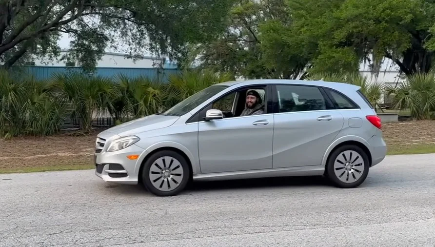 Descubra cómo se salvó un raro Mercedes EV de alto rendimiento con motor Tesla después de que una cotización de reparación de $20,000 dejara de lado al automóvil eléctrico único en su tipo durante meses