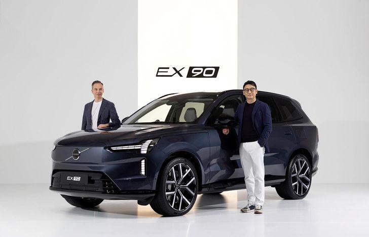 Lee Yoon-mo, director ejecutivo de Volvo Car Corea, a la derecha, posa con el SUV totalmente eléctrico EX90 del fabricante de automóviles en el Inspire Entertainment Resort en la isla Yeongjong, Incheon, el 1 de abril. Cortesía de Volvo Car Corea 