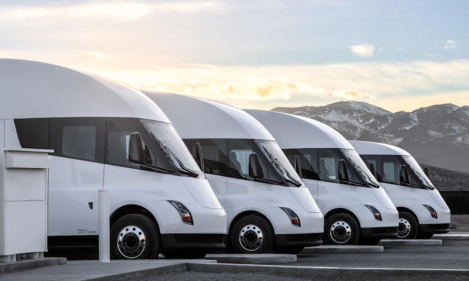 Tesla Semis alineados en la acera