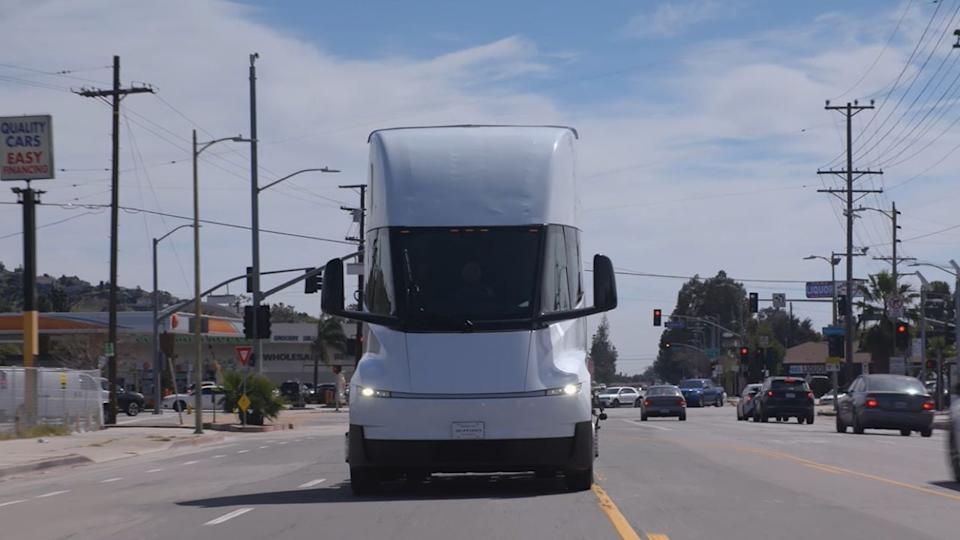 Una vista frontal del semirremolque Tesla visto en el garaje de Jay Leno