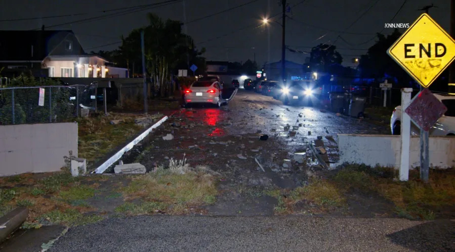 El video obtenido por KTLA muestra un vehículo conduciendo directamente hacia una barrera de concreto en Hawaiian Gardens la noche del martes 31 de marzo de 2026. (KNN)