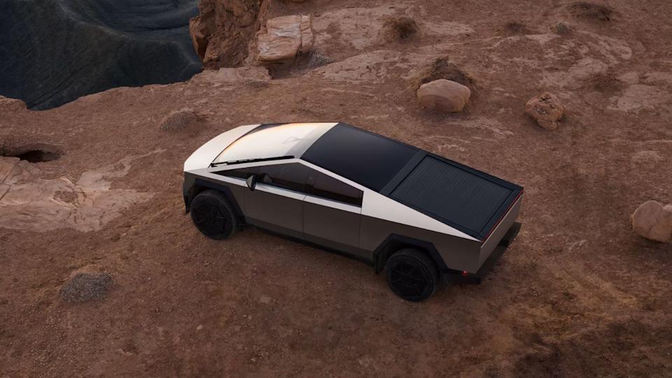 Vista superior trasera del Tesla Cybertruck sobre el terreno