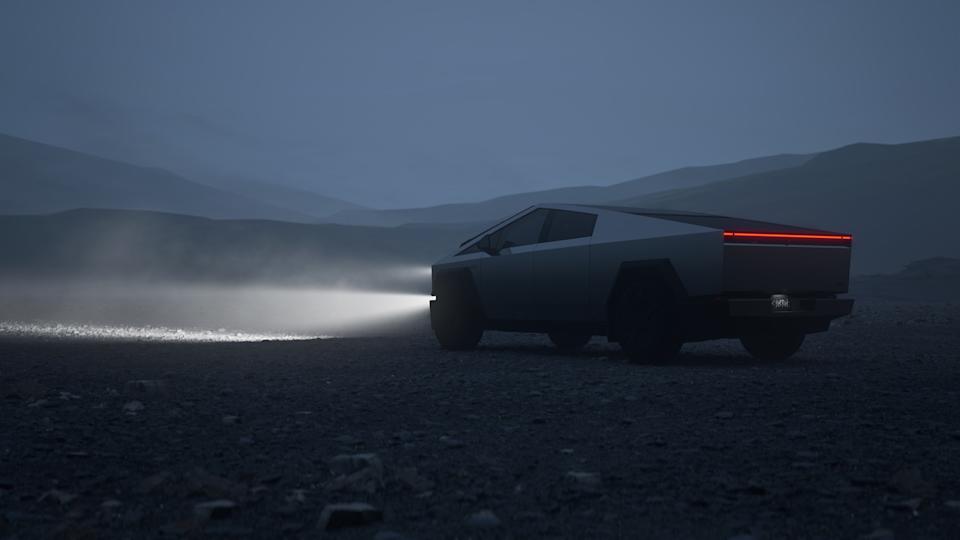 Tesla Cybertruck estacionado sobre grava vista trasera 3/4