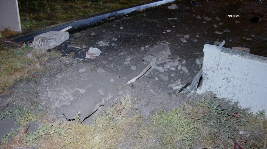 El video obtenido por KTLA muestra un vehículo conduciendo directamente hacia una barrera de concreto en Hawaiian Gardens la noche del martes 31 de marzo de 2026. (KNN)