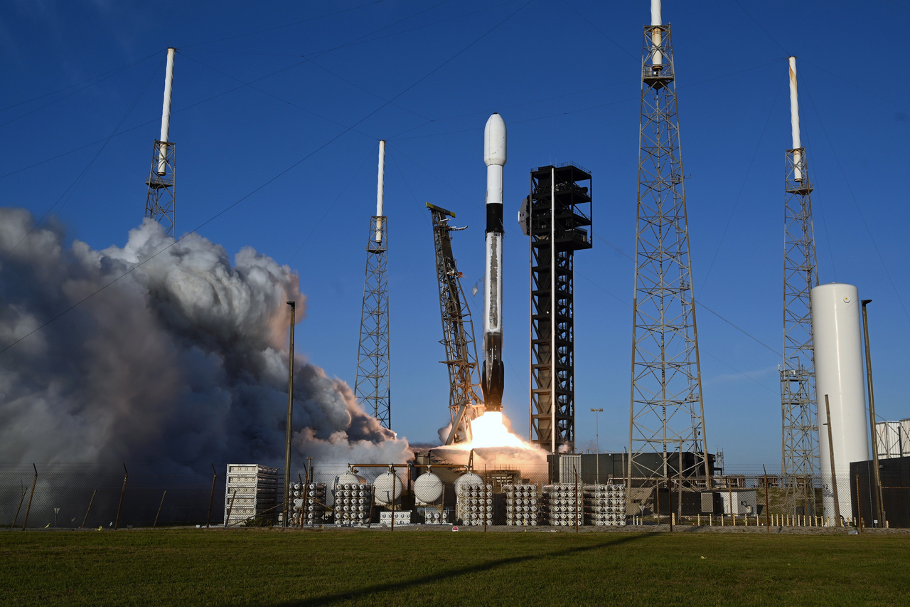 Un cohete SpaceX Falcon 9 lanza una nave espacial de carga Cygnus a la Estación Espacial Internacional desde Cabo Cañaveral, Florida, el sábado. (Yonhap-UPI)