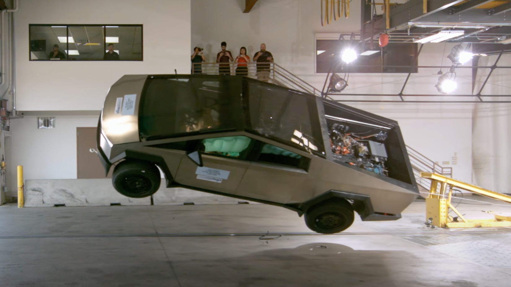 Prueba de choque y vuelco de la NHTSA del Tesla Cybertruck 2024