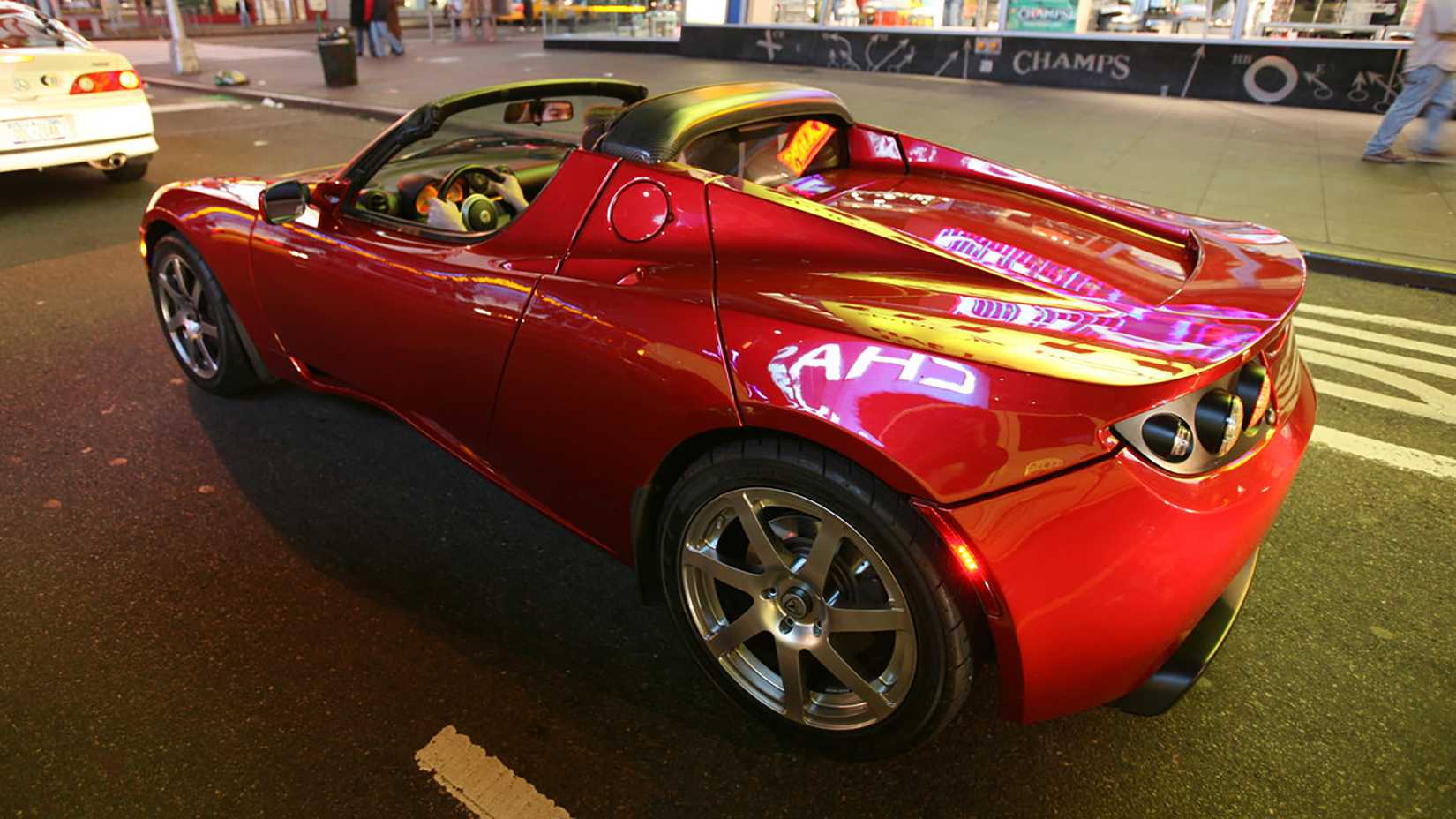 Vista trasera de tres cuartos del Tesla Roadster 2008