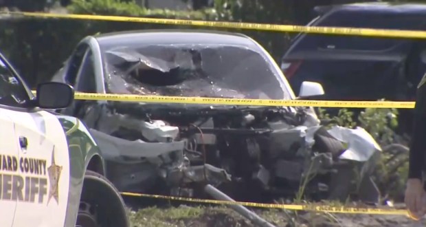 Los agentes de la Oficina del Sheriff de Broward acudieron a la escena de un accidente de volcadura de tres vehículos que mató a dos personas cerca de la avenida 27 del noroeste y la calle Sexta en la zona no incorporada del condado de Broward el domingo 11 de agosto de 2024.