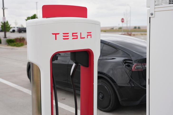 Un automovilista carga un Model Y en una estación de carga de Tesla en un Buc-ee's en Johnstown, Colorado, el 30 de abril. AP-Yonhap