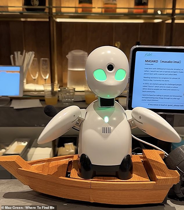 Los robots pueden realizar movimientos simples como asentir o levantar las manos.