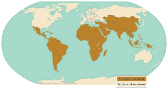 Mapa mundial que destaca las regiones donde se recomienda la vacunación contra la fiebre tifoidea. En África, América del Sur, América Central, Asia y muchas islas del Pacífico, son marrones para indicar dónde se recomienda la vacunación contra la fiebre tifoidea. La mayoría de los países de América del Norte (excepto México), la mayor parte de Europa y algunos países insulares del Pacífico no están sombreados, lo que significa que no se recomienda la vacuna contra la fiebre tifoidea.