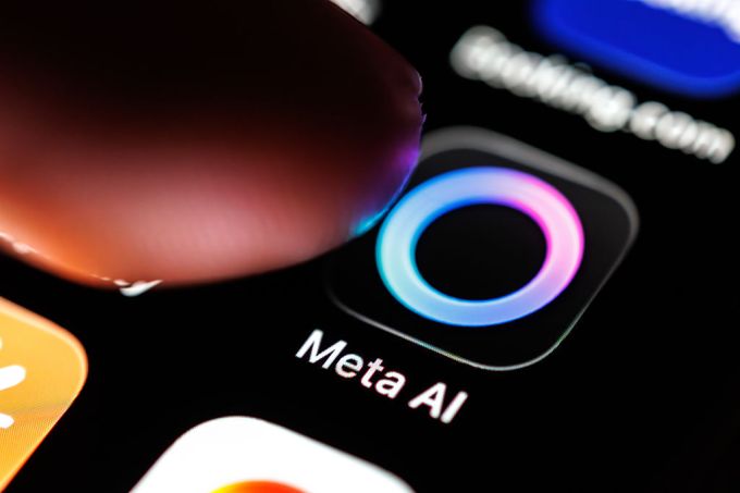 7 de marzo de 2026, Baviera, Múnich: El logotipo de la aplicación Meta AI se ve en la pantalla de un teléfono inteligente el 7 de marzo de 2026, cuando un dedo toca el ícono de la aplicación. Meta AI es un asistente virtual impulsado por inteligencia artificial (inteligencia artificial, chatbot, modelo de lenguaje grande, LLM) desarrollado por Meta Platforms Inc. e integrado en aplicaciones como WhatsApp, Instagram y Facebook para ayudar a los usuarios a realizar diversas tareas. (empresa, dedo índice, icono, imagen de símbolo, foto de símbolo, ilustración, foto simbólica, foto ilustrativa, imagen del tema, imagen general, foto del tema) Foto: Matthias Balk/dpa (Foto: Matthias Balk/asociación de imágenes a través de Getty Images)